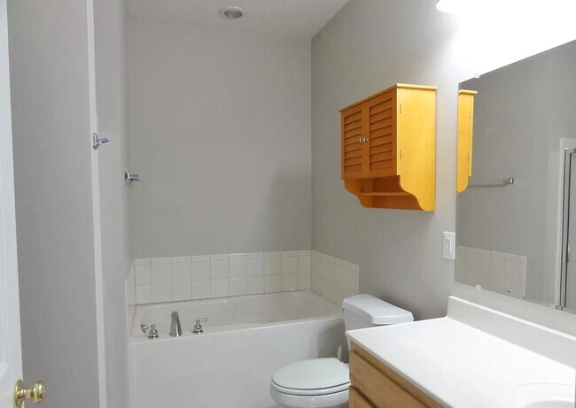 Grand bedroom full bath - 334 Lora Dr