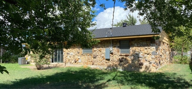 Building Photo - 605 Lloyd Ave