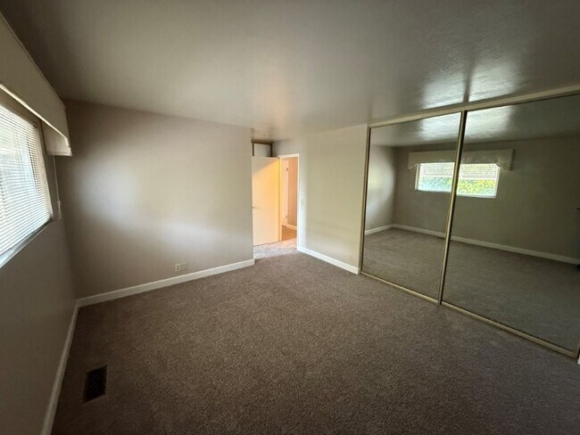 Building Photo - 2 Bedroom 2 Bath One Story Senior Community Vacaville *Star Rentals