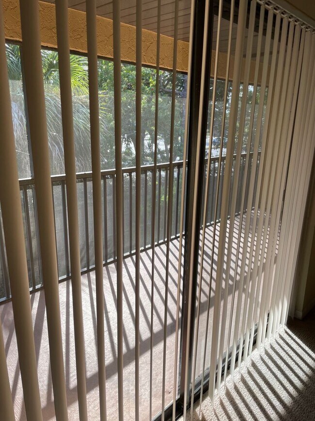 Building Photo - Coral Gardens Two bedroom condo