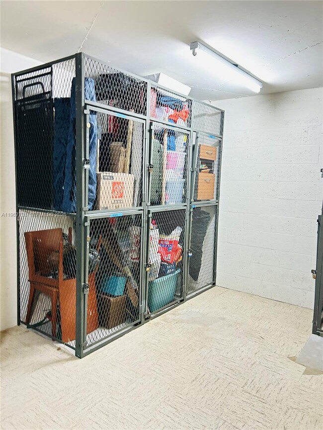 Building Photo - 800 Parkview Dr