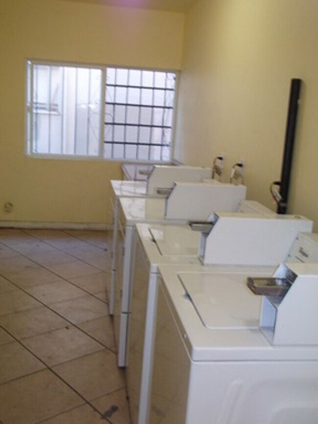 Building Photo - Refurbished 1bd First Floor Apartment With Carport & Laundry & Manager On Site!