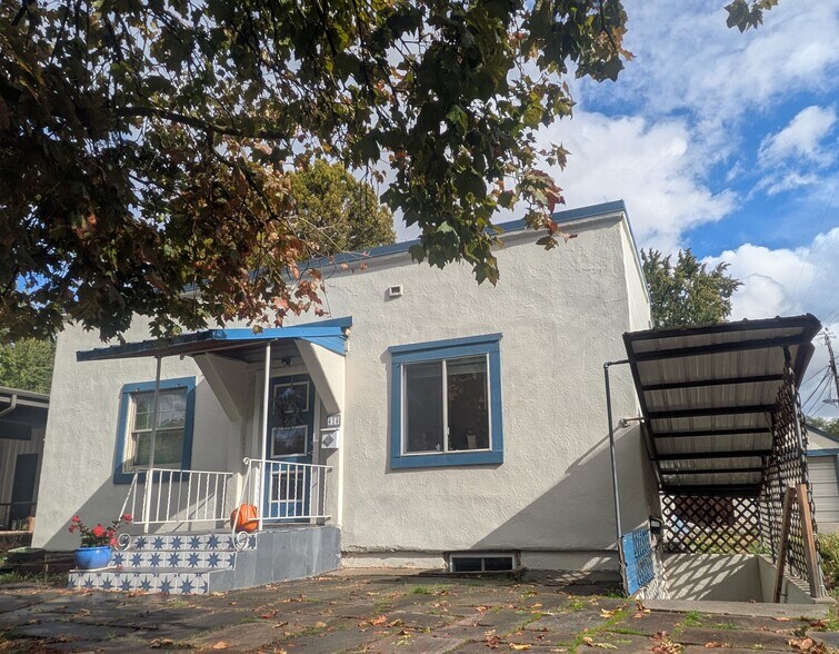 Building Photo - 414 N Avenue E Ave