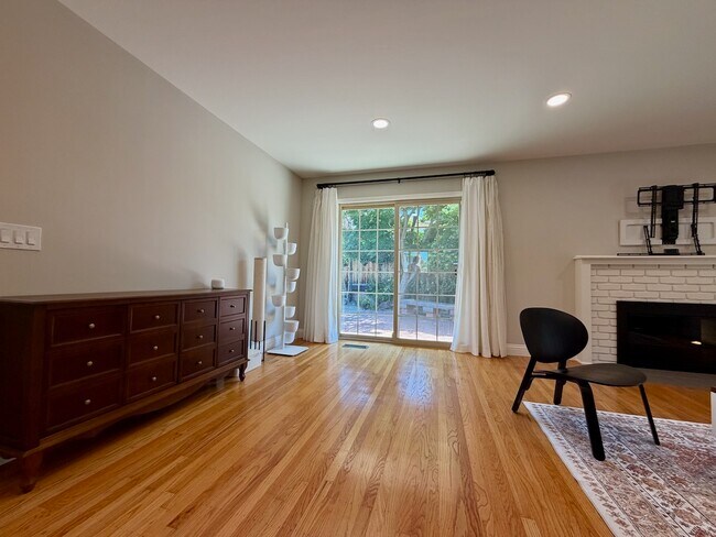 Building Photo - 832 Cathedral Dr