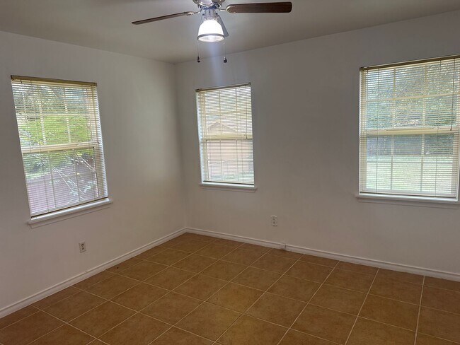 Building Photo - 2213 Suanne Dr