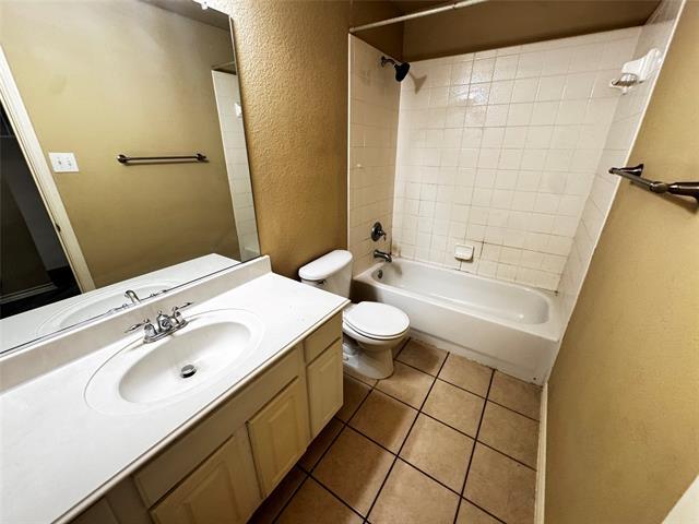 Building Photo - 4600 Palm Valley Dr