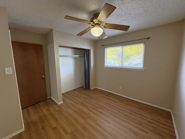 Building Photo - Beautiful 5 Bedroom NE Heights Home With B...