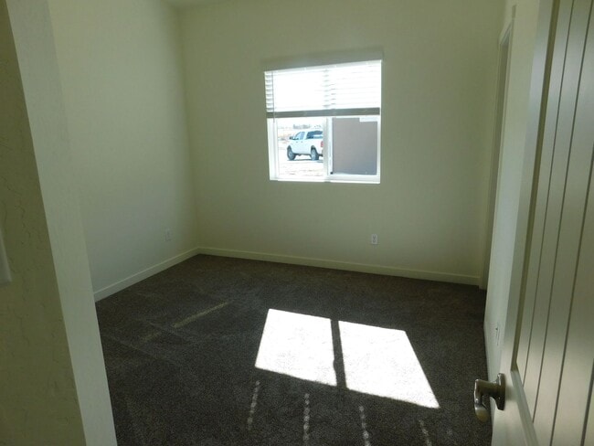 Building Photo - WALKING DISTANCE TO COMMUNITY