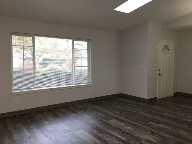 Building Photo - 733/739 Stephens Dr