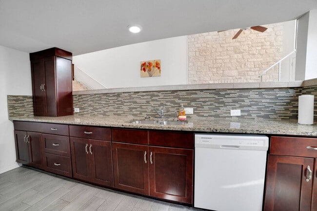 Building Photo - 1 Crystal Springs Ct