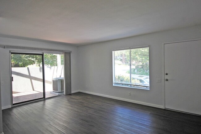 Building Photo - 499 Serento Cir