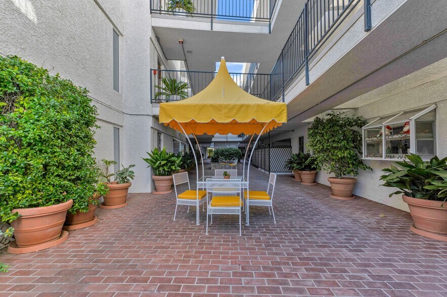 Building Photo - 4950 Louise Ave