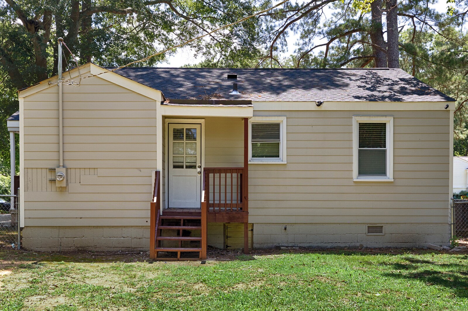 Building Photo - 914 Linwood Dr NW