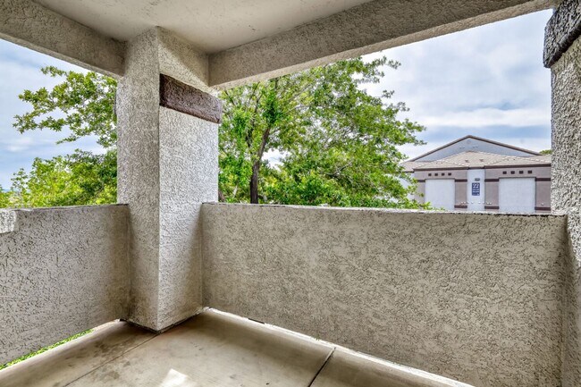 Building Photo - 1 Bedroom 2nd Floor Unit With Balcony!