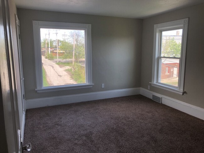 Building Photo - Updated 5BR/1.5BA Rent to Own Single Family Home