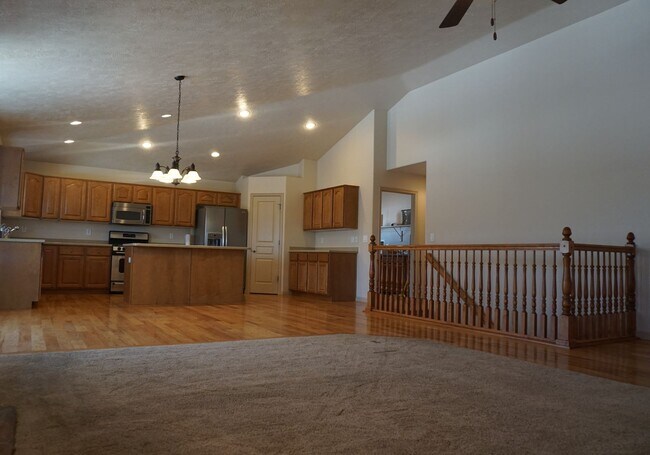 Building Photo - Beautiful Pleasant Grove 6 Bedroom With Mo...