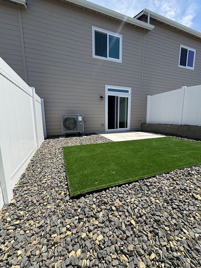 Building Photo - 3bd 2.5ba Townhome - Ready for Move-In