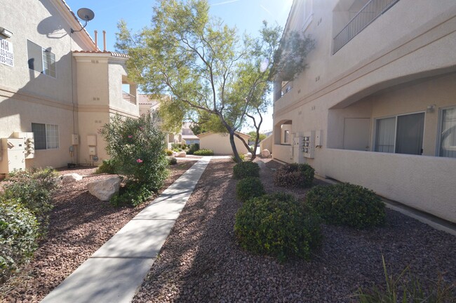 Building Photo - 2nd Floor Condo in a Gated Northeast Commu...
