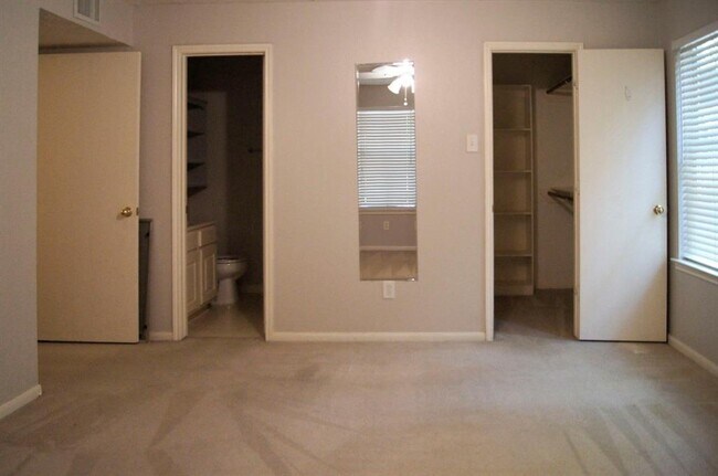 Building Photo - 8051 Bay Branch Dr