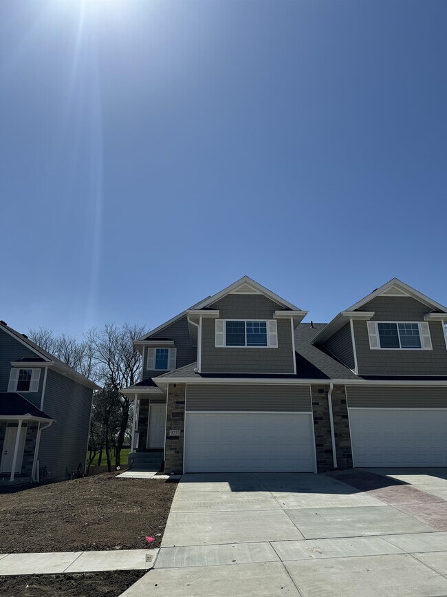 Building Photo - 9235 Peregrine Rd