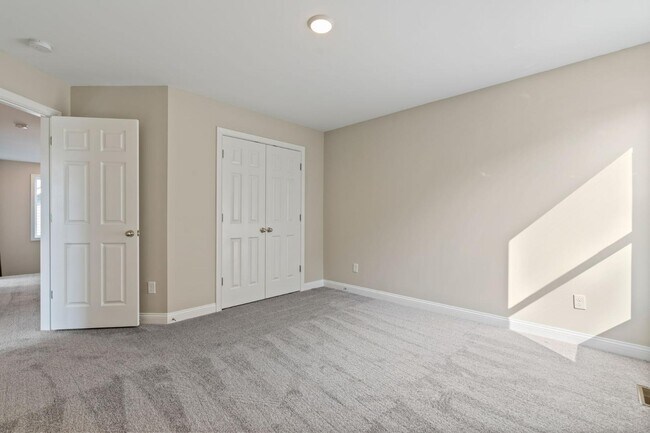 Building Photo - 916 Camden Ct