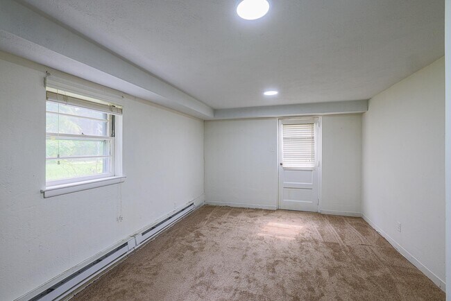 Building Photo - 2302 Farringdon Rd