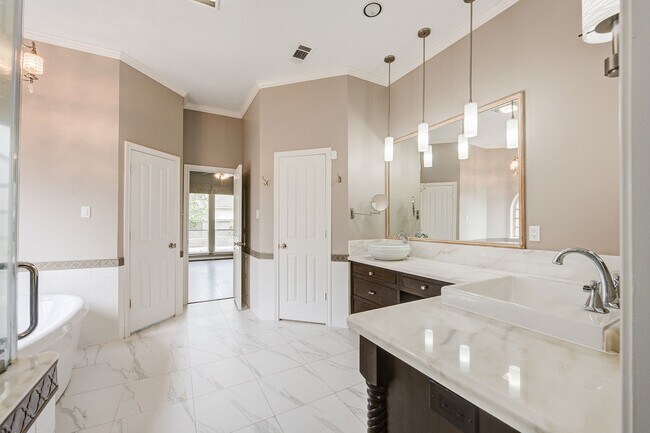 Building Photo - 11 E Wedgemere Cir