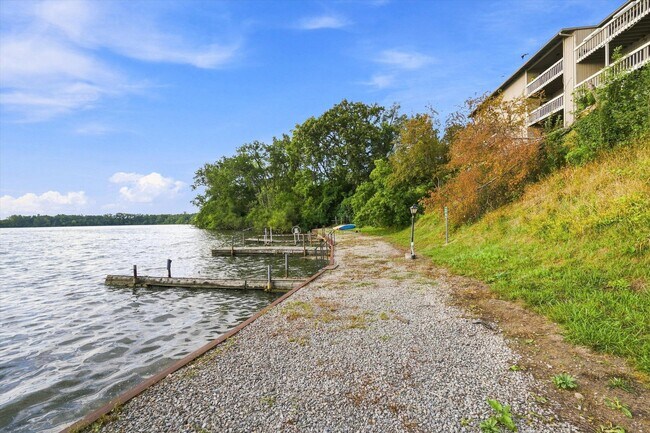 Building Photo - 893 Cliffs Dr