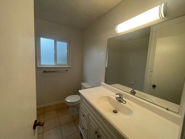 Building Photo - ONE MONTH RENT FREE!***2 Bedroom 1 Bath Unit in Rancho Cordova Available NOW!