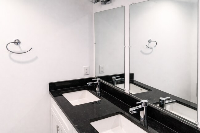 Building Photo - 727 Quebec Place NW