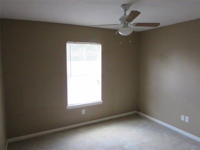 Building Photo - 5237 Pinewood Terrace
