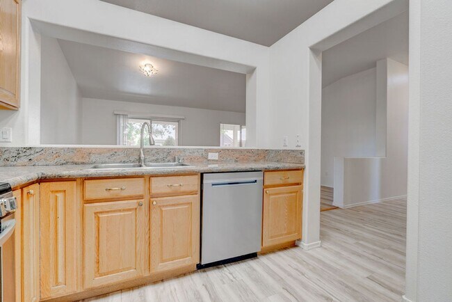 Building Photo - Beautiful 2 Bedroom Home Backing to Greenbelt