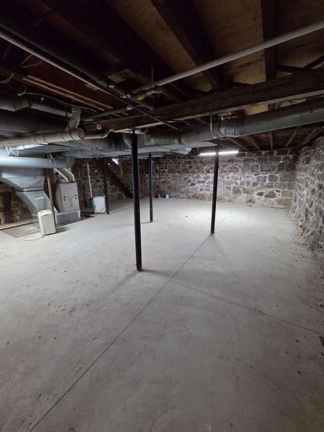 Building Photo - 4 Bed 2 Bath