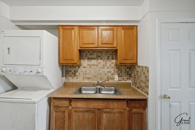 Building Photo - $1200 Warren bungalow