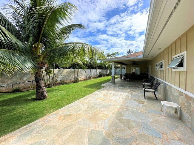 Building Photo - Gorgeous Furnished Beachside Home in Kailua