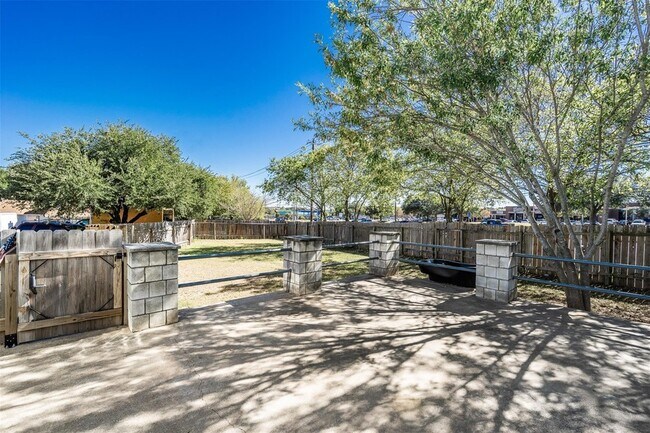 Building Photo - 2106 Lamplight Village Cir