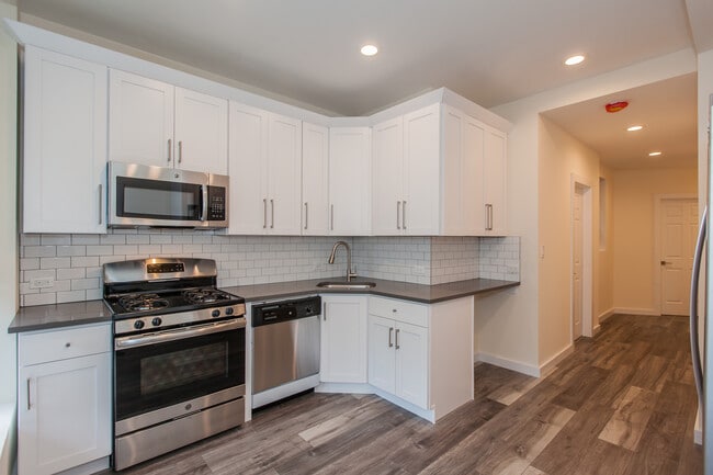 Building Photo - 2336 N Clark St