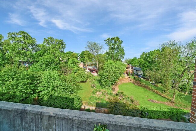 Building Photo - 640 Glen Iris Dr NE