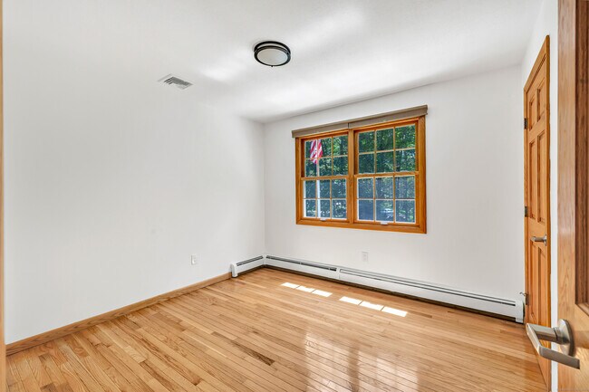 Building Photo - 21 Greenbriar Rd