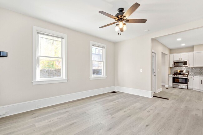 Building Photo - Stunning 2 bedroom home in North Side available Feb 1!