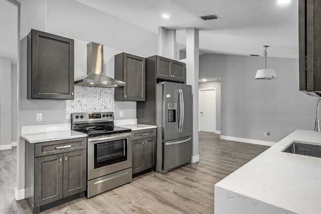 Building Photo - Stunning 3 Bed, 2 Bath Home in Vizcaya Estates