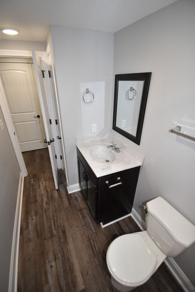 Building Photo - 2 Bedroom Home For Rent Near APSU!