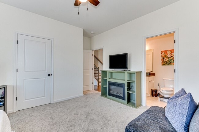 Building Photo - Two Story home in Quaker Knoll! Ready now !