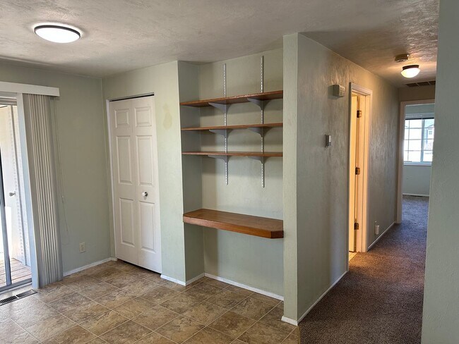 Building Photo - Large 2 bedroom 2 bathroom duplex with garage!