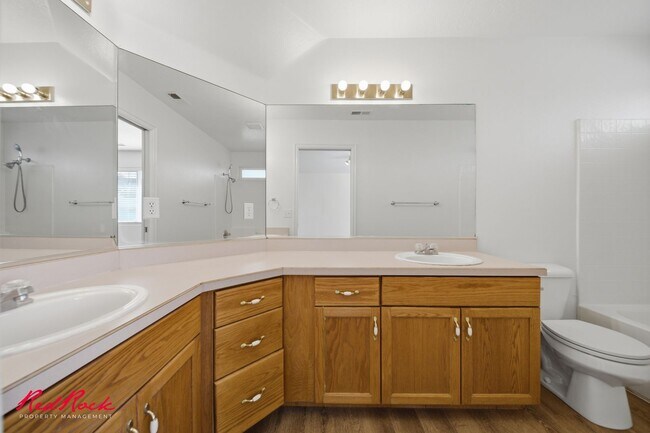Building Photo - Newly Updated and Move-In Ready 3 bedroom Townhome!