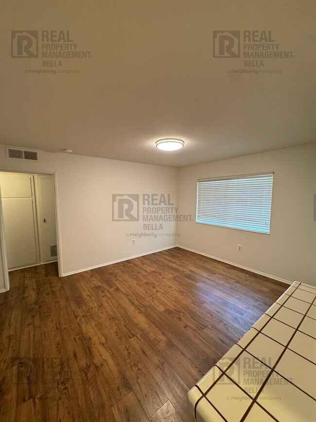 Building Photo - Spacious 3-Bedroom Home with Sunroom & Upg...