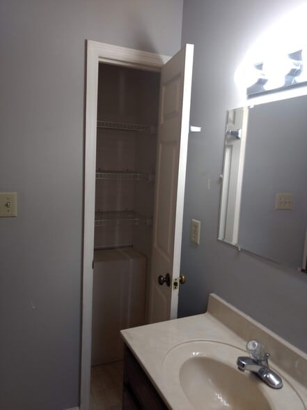 Building Photo - 4465 Ellis Cir NW