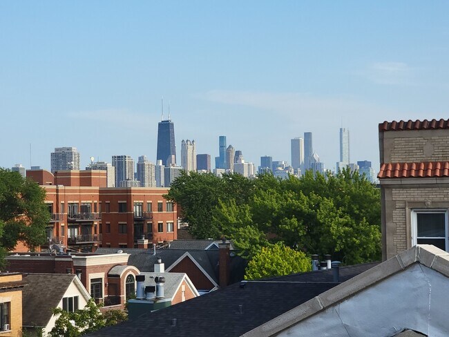 Building Photo - 840 W Diversey Pkwy