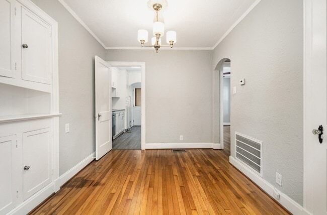 Building Photo - 5924 La Vista Dr