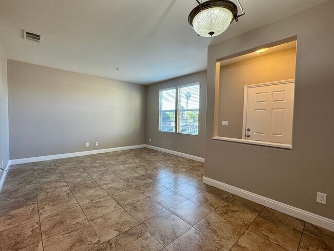 Building Photo - 3 Bed 2.5 Bath plus extra room Townhouse Style Condo / Attached 2 Car Garage